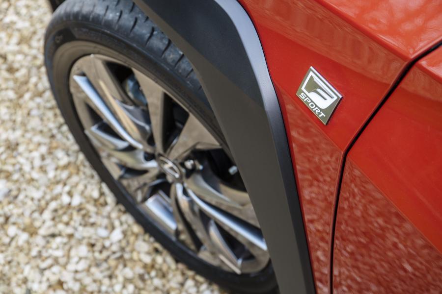 Колеса Lexus UX250h F-Sport 2019 года  (UK) (фото 2 из 40)
